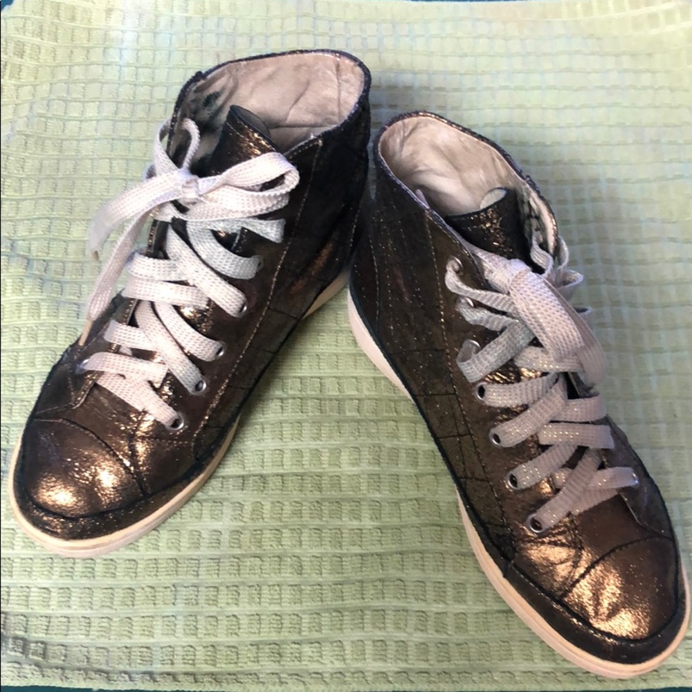 Leather golden sneaker